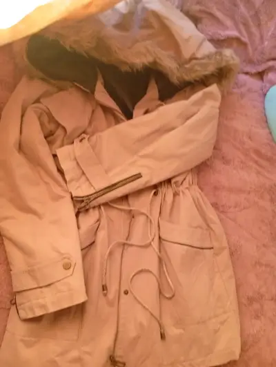Abrigo beige, botas beige y zapatillas mujer - miniatura 1
