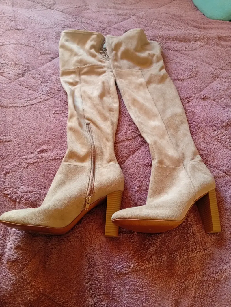 Abrigo beige, botas beige y zapatillas mujer - 2