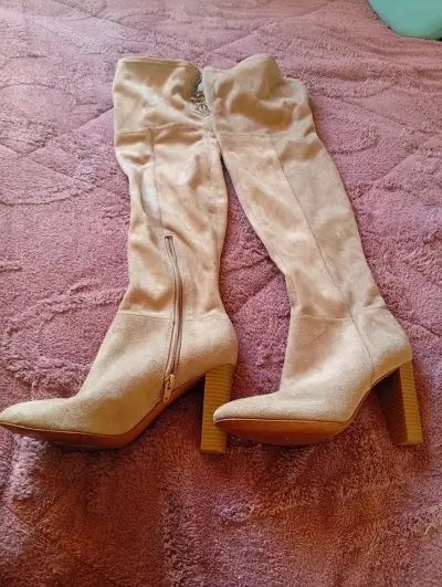 Abrigo beige, botas beige y zapatillas mujer - miniatura 2