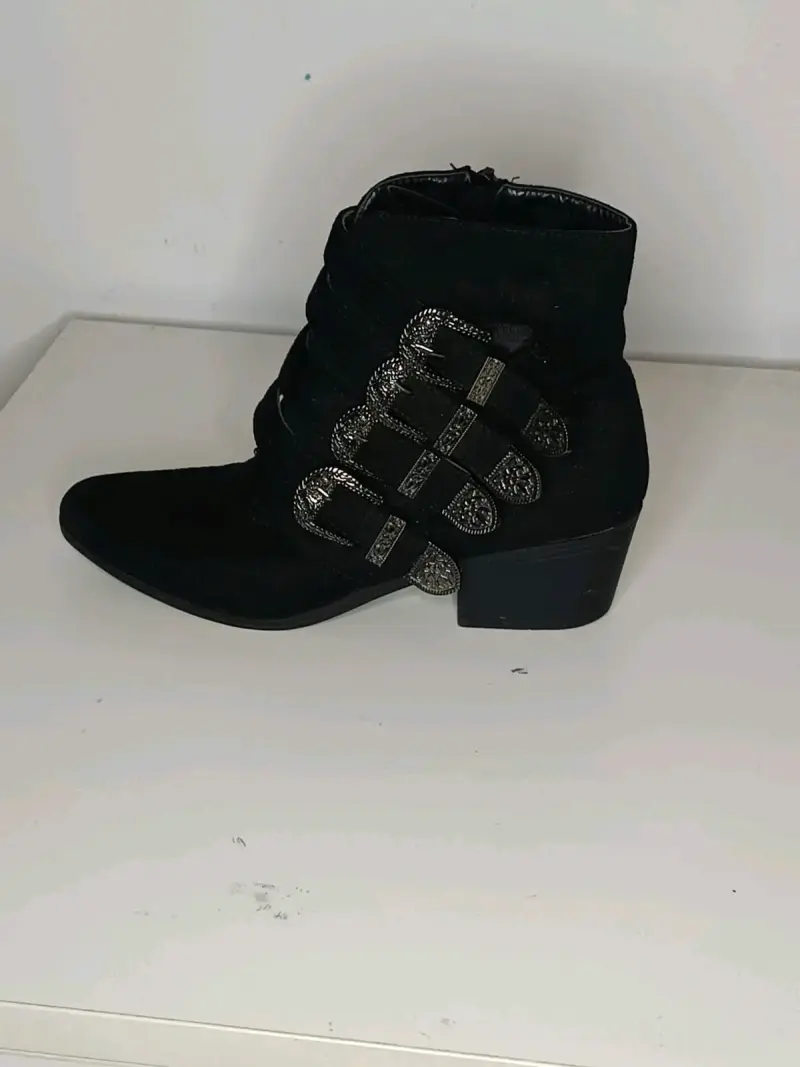 Botines negros con hebillas decorativas