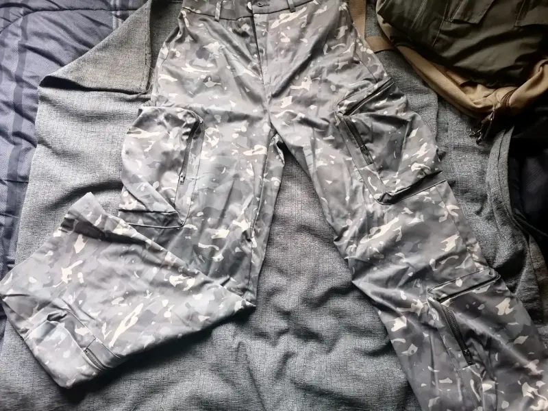 Pantalones cargo camuflados grises Shein de mujer - 1