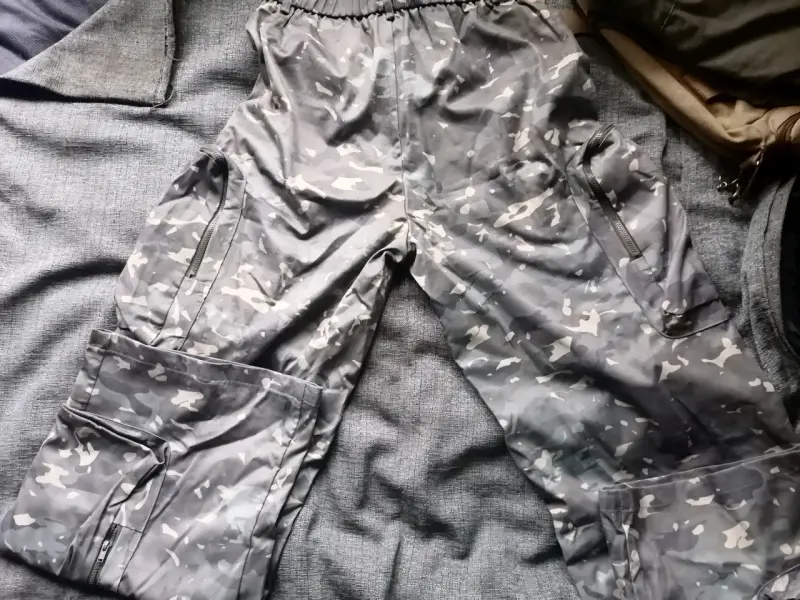 Pantalones cargo camuflados grises Shein de mujer - 2