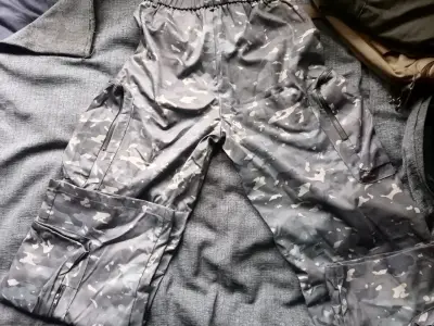 Pantalones cargo camuflados grises Shein de mujer - miniatura 2
