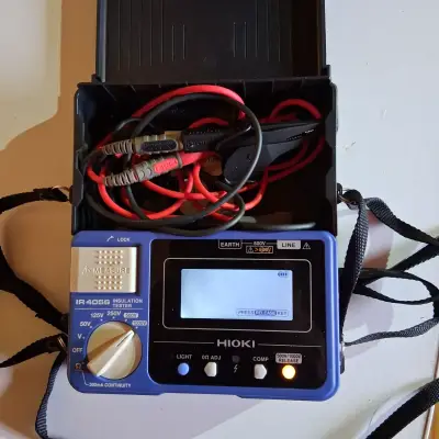 Probador de aislamiento Hioki IR4056 con cables - miniatura 1