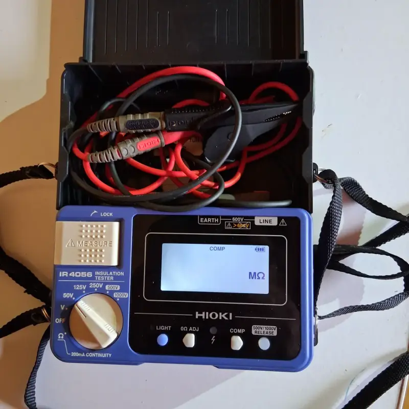 Probador de aislamiento Hioki IR4056 con cables - 5
