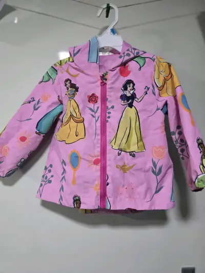 Chaqueta infantil con diseño de princesas - miniatura 2