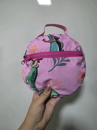 Chaqueta infantil con diseño de princesas - miniatura 4