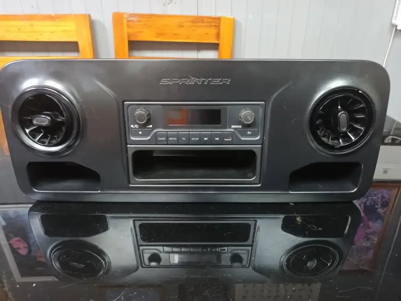 Radio para vehículo Sprinter con ventilación integrada - 1