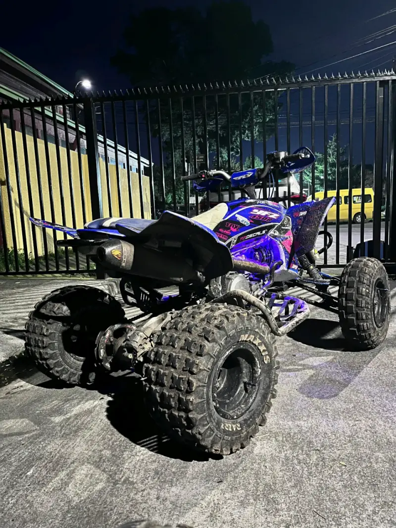 Cuatrimoto deportiva azul para todo terreno - 3