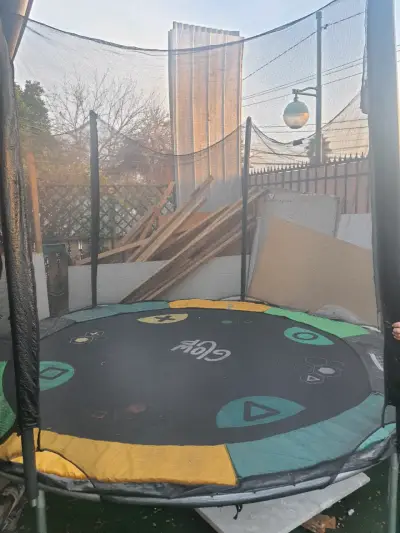Cama elástica con red de seguridad y escalera - miniatura 2