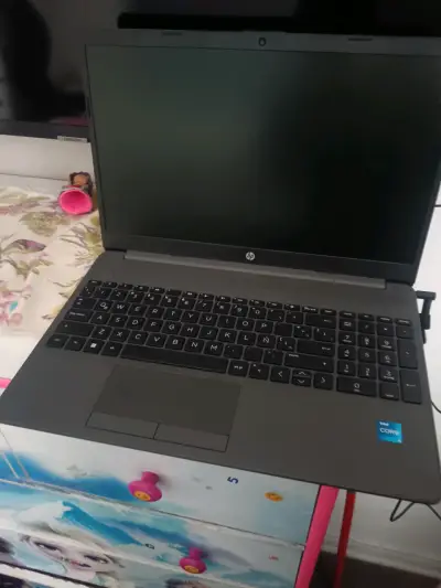 Laptop HP con Intel Core i5 en buen estado - miniatura 1