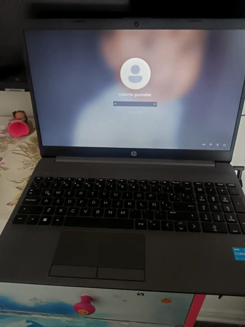 Laptop HP con Intel Core i5 en buen estado - 2