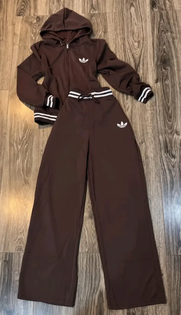 Conjunto deportivo marrón con capucha