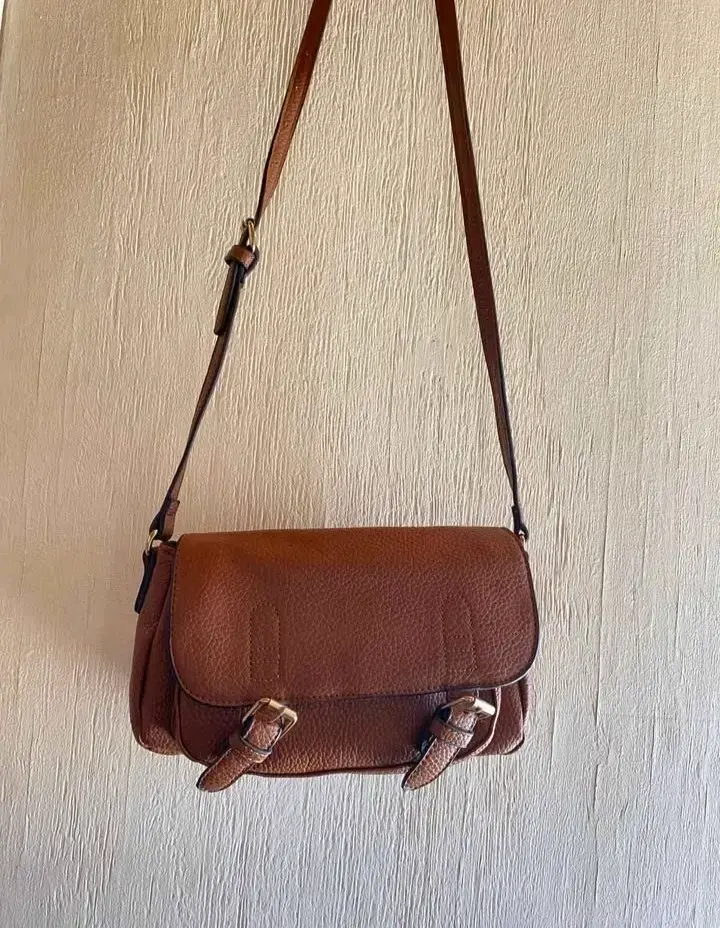 Cartera tipo cuero con correa ajustable