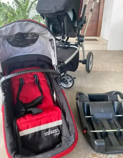 Coche de bebé Infanti rojo con base - miniatura 1