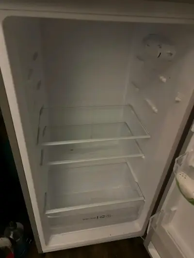 Refrigerador rojo Midea con frezzer - miniatura 2