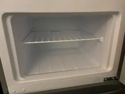 Refrigerador rojo Midea con frezzer - miniatura 4