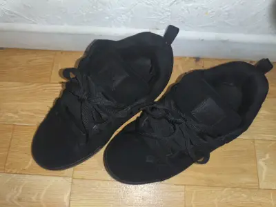 Zapatillas negras de skate DC Shoes en buen estado - miniatura 2