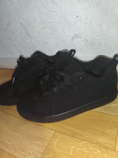 Zapatillas negras de skate DC Shoes en buen estado - miniatura 3