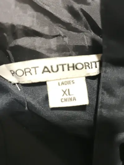 Chaqueta impermeable negra Volkswagen para mujer - miniatura 2