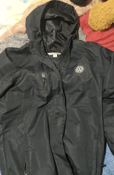 Chaqueta impermeable negra Volkswagen para mujer - miniatura 4