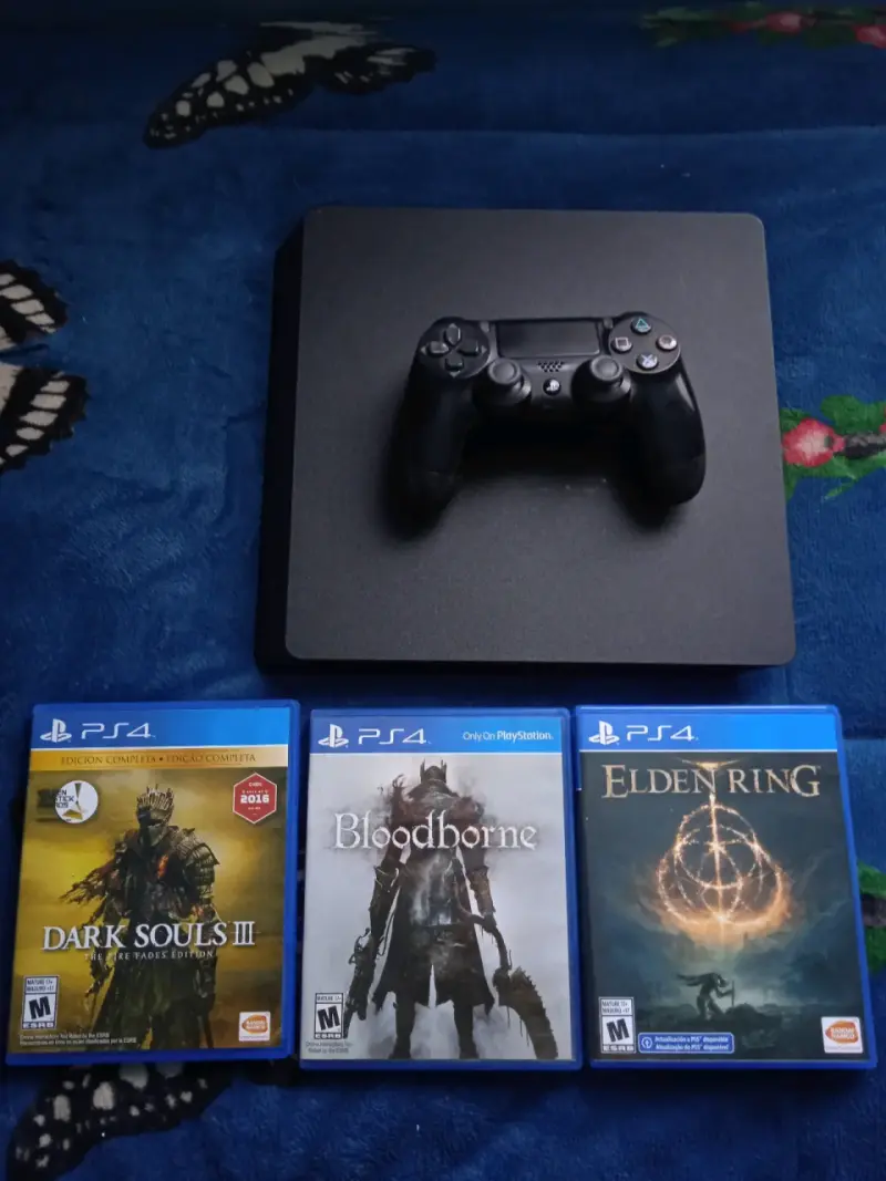 Consola PS4 con juegos Dark Souls III, Bloodborne