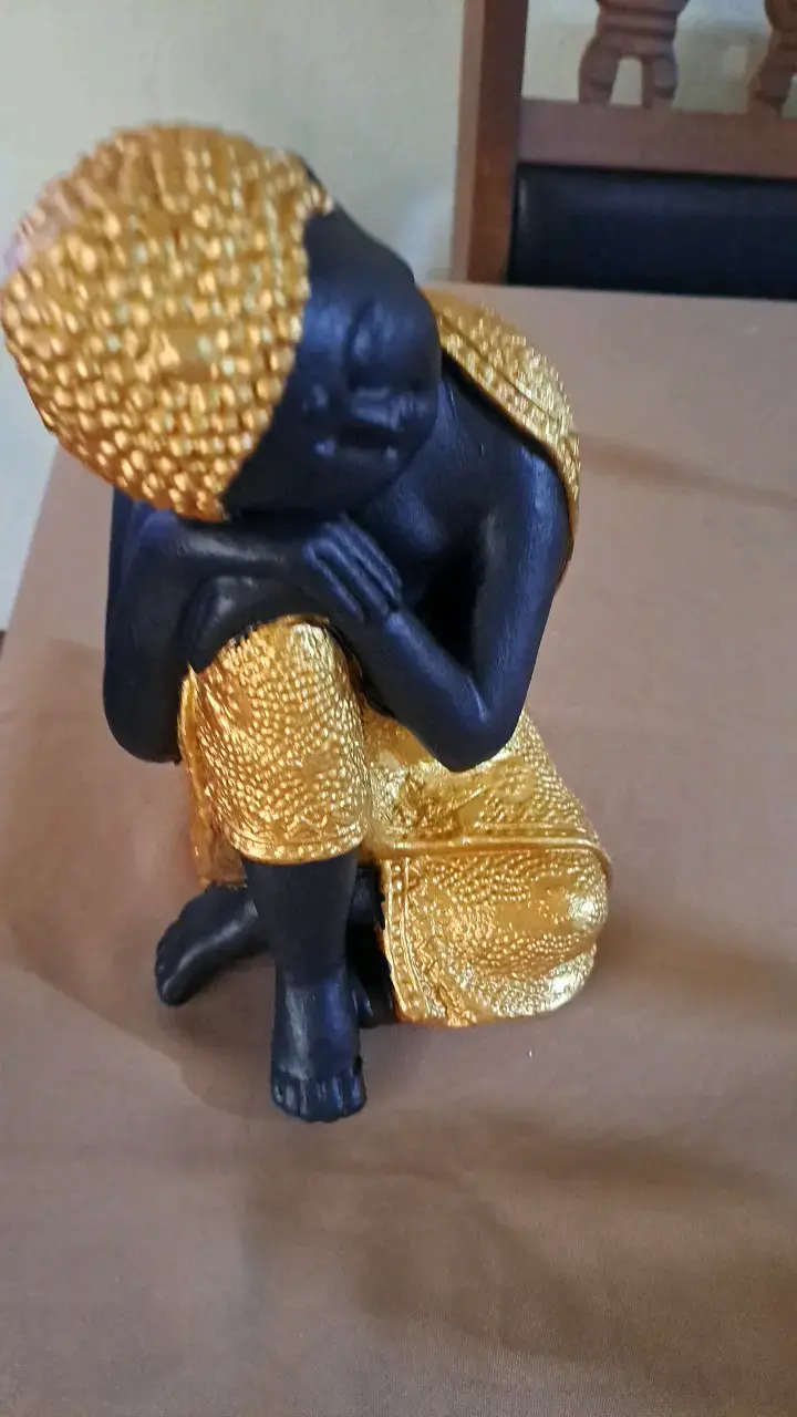Estatuilla Decorativa  en Negro y Dorado yeso