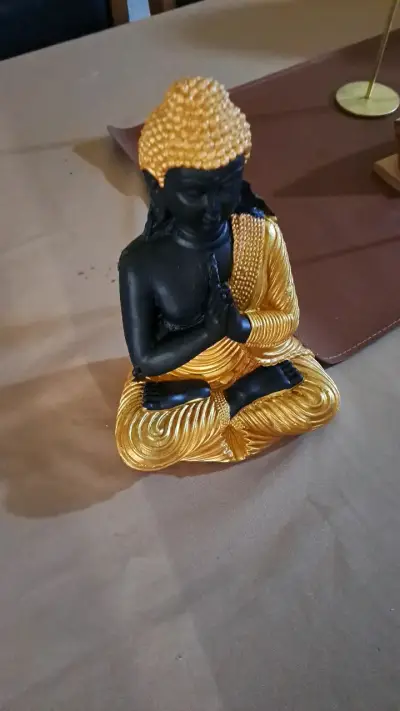 Estatuilla Decorativa  en Negro y Dorado yeso - miniatura 2
