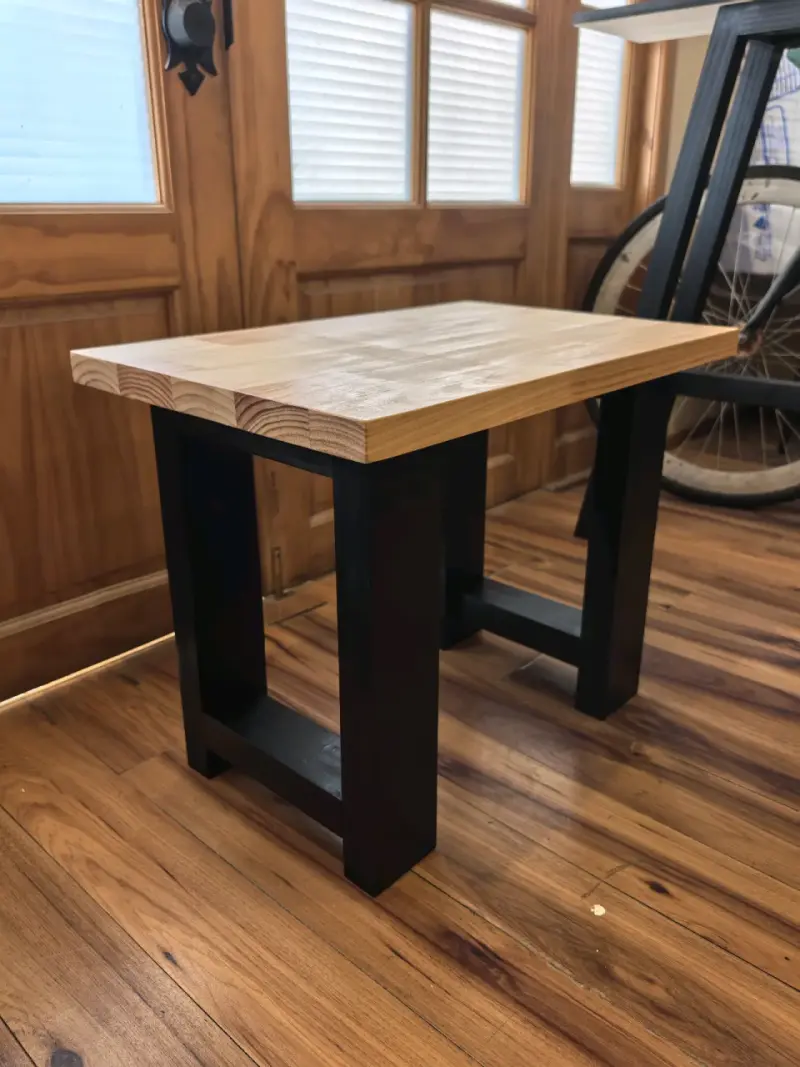 Mesa de Madera con Patas Negra - 1
