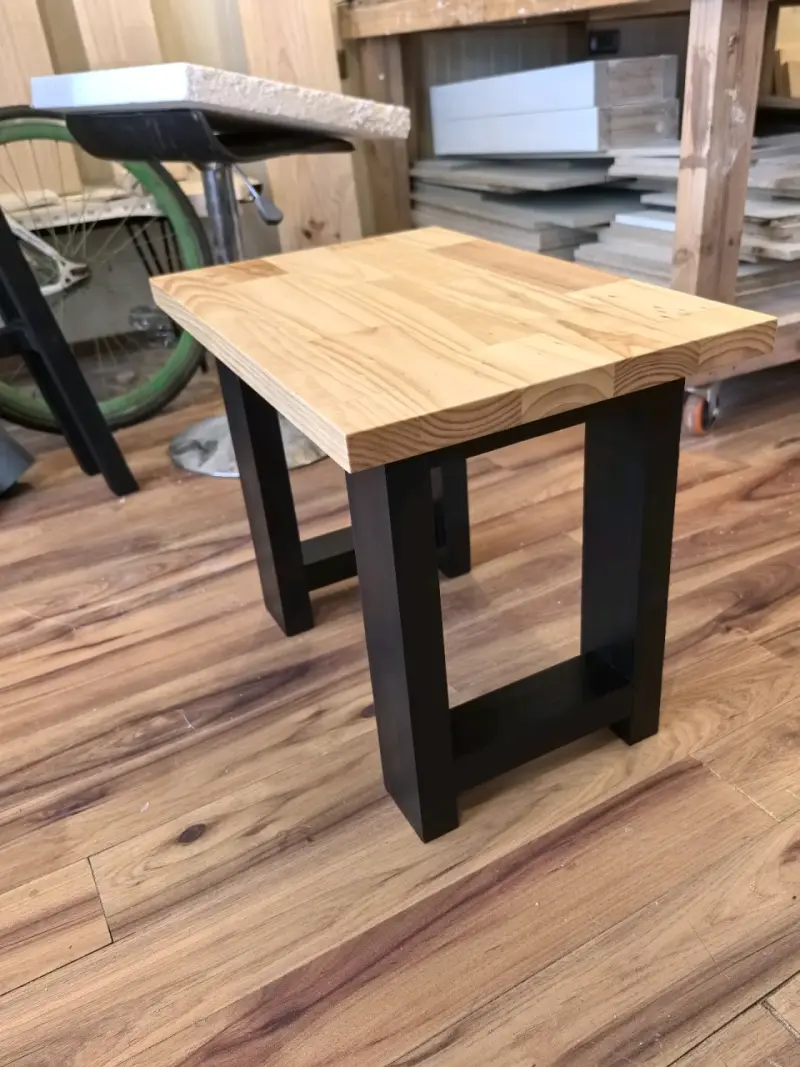 Mesa de Madera con Patas Negra - 3