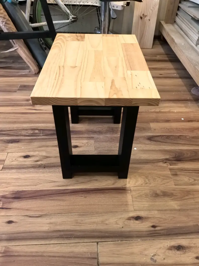 Mesa de Madera con Patas Negra - 4