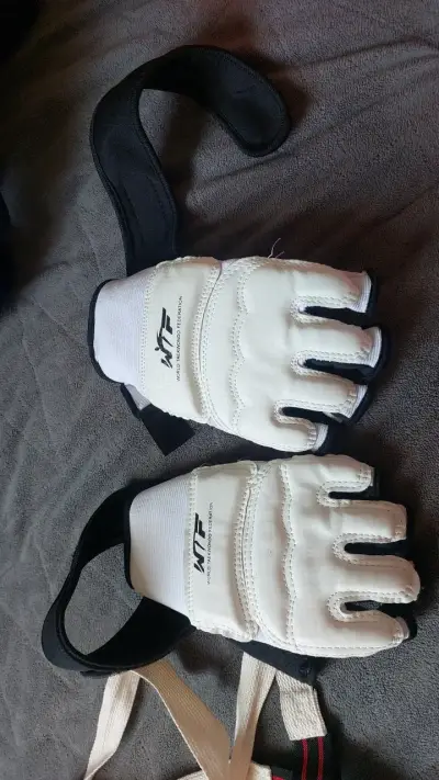 Guantes de Taekwondo WTF con protección - miniatura 1