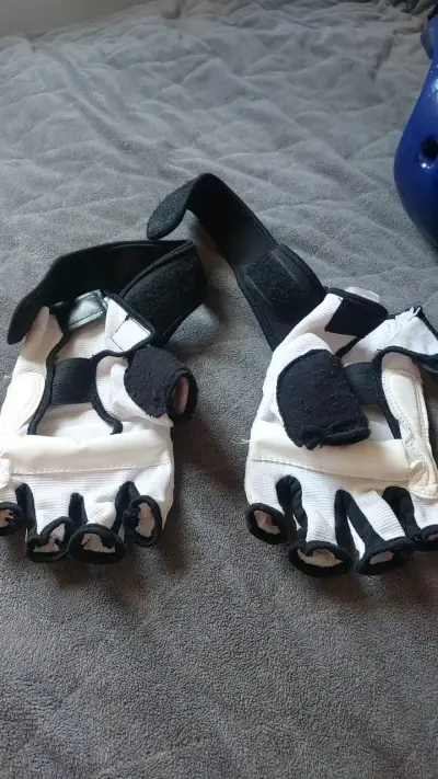 Guantes de Taekwondo WTF con protección - miniatura 2