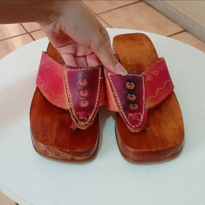 Sandalias tipo Zueco de Cuero - Madera