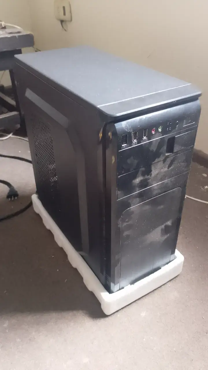 Gabinete de PC con fuente de poder 600W - 1