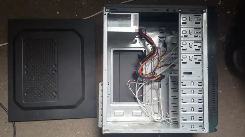 Gabinete de PC con fuente de poder 600W - 6