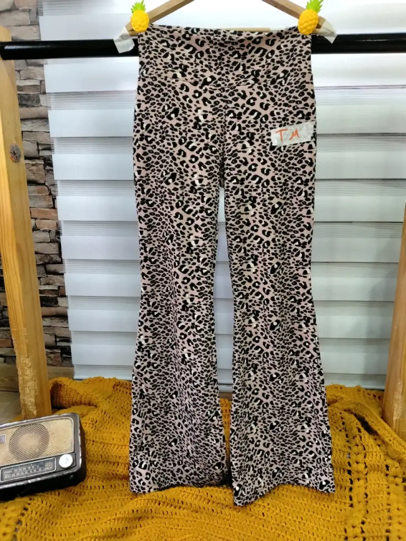 Pantalones acampanados estampado animal print