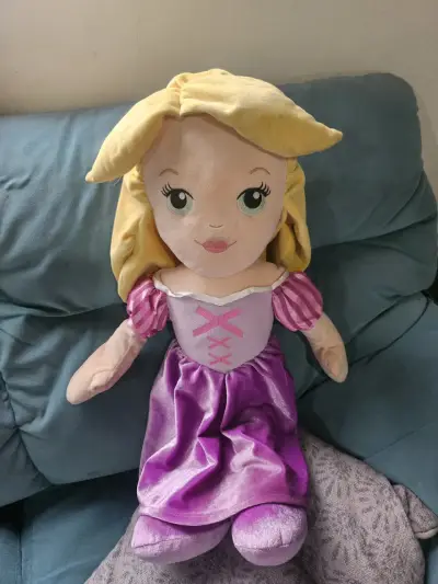 Muñeca de peluche princesa con vestido morado - miniatura 1