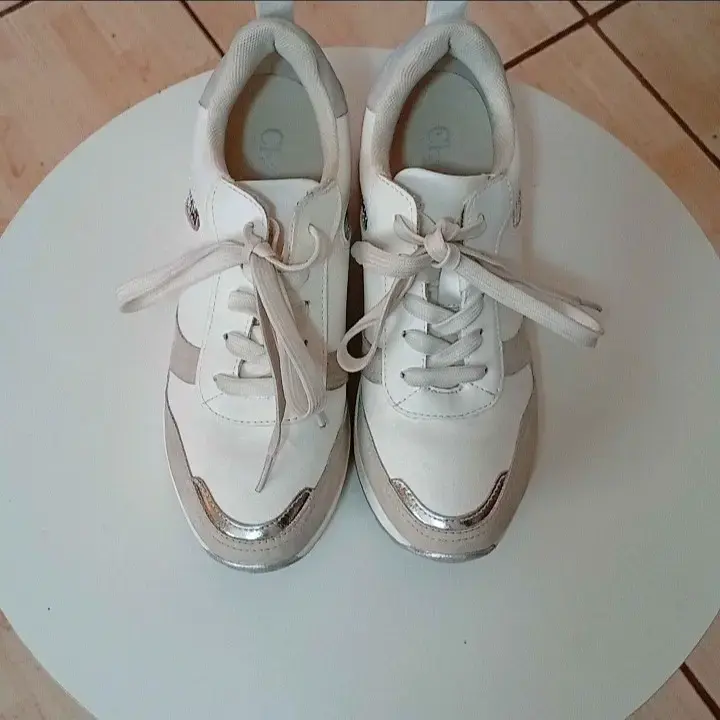 Zapatillas blancas con detalles plateado