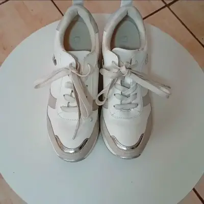 Zapatillas blancas con detalles plateado - miniatura 1