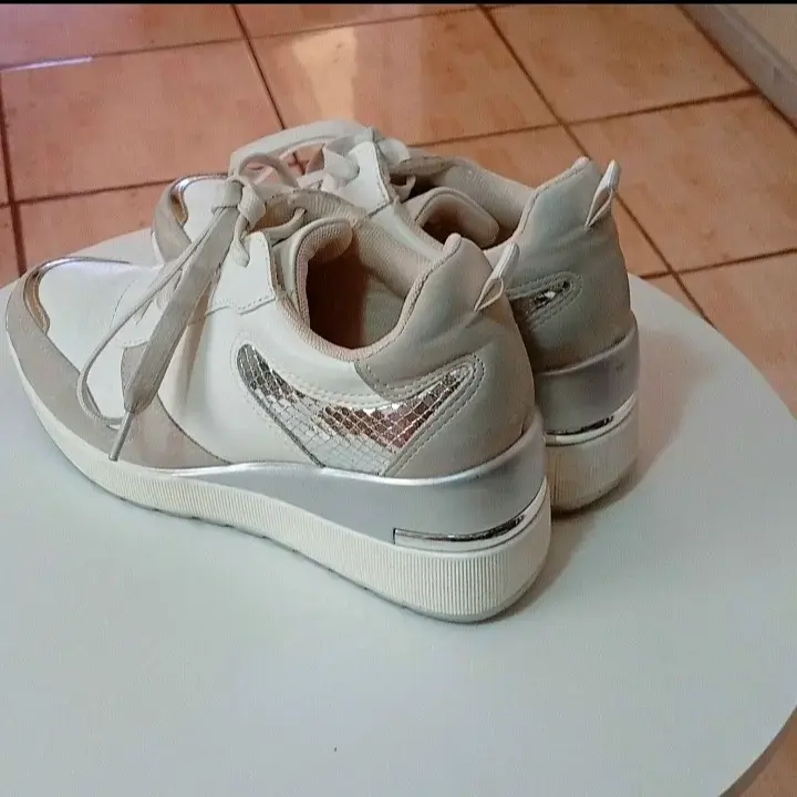 Zapatillas blancas con detalles plateado - 2