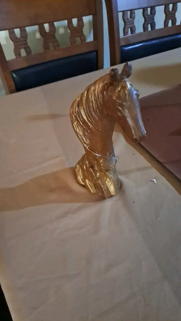 Escultura Decorativa Cabeza de Caballo Dorada