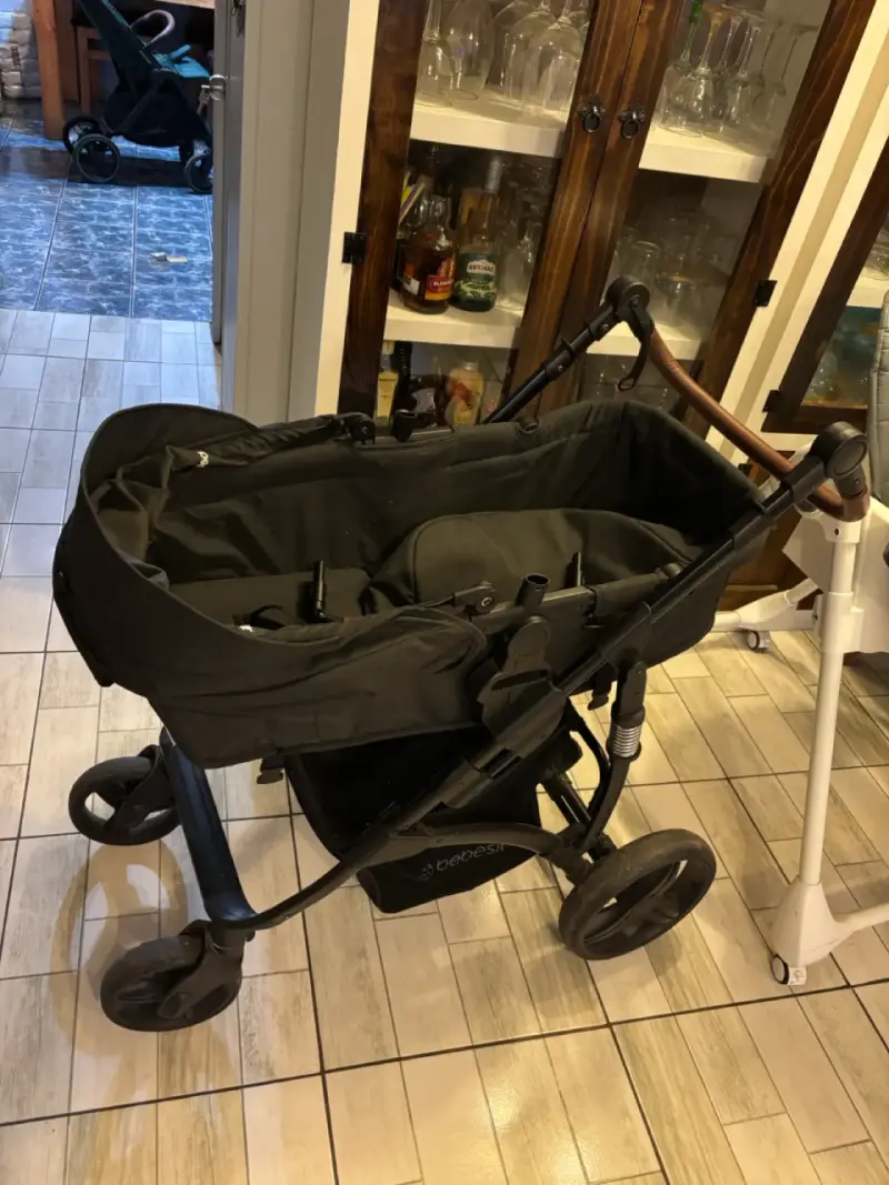 Coche de bebé Bebesit negro con asiento ajustable - 1