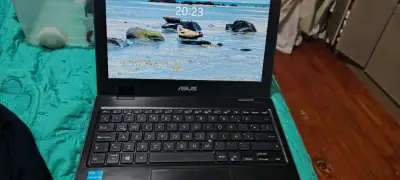 Notebook ASUS con procesador Intel Celeron - miniatura 1