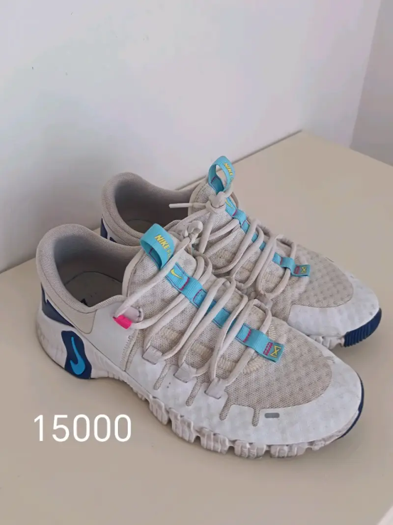 Zapatillas deportivas blancas con detalles azules