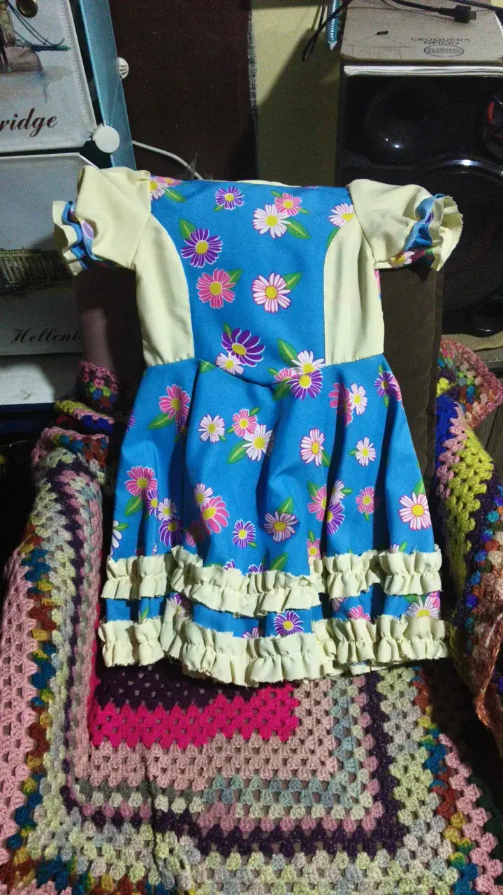 Vestido infantil floral azul con volantes - 1