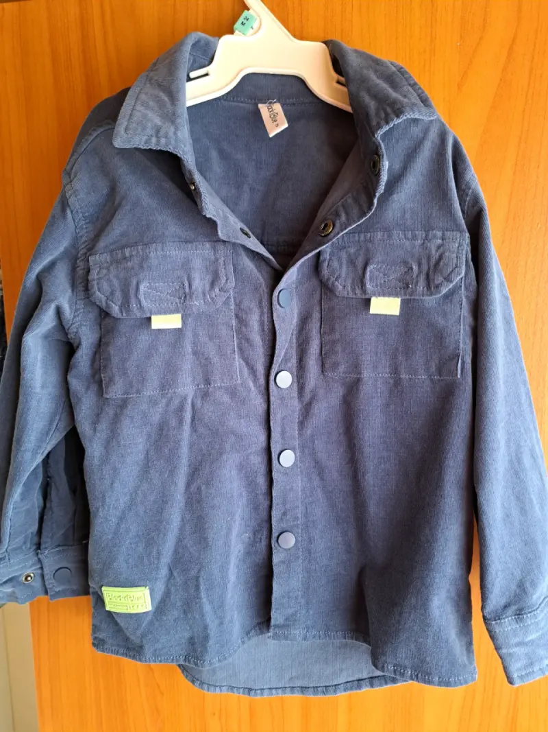 Camisa de niño azul con bolsillos