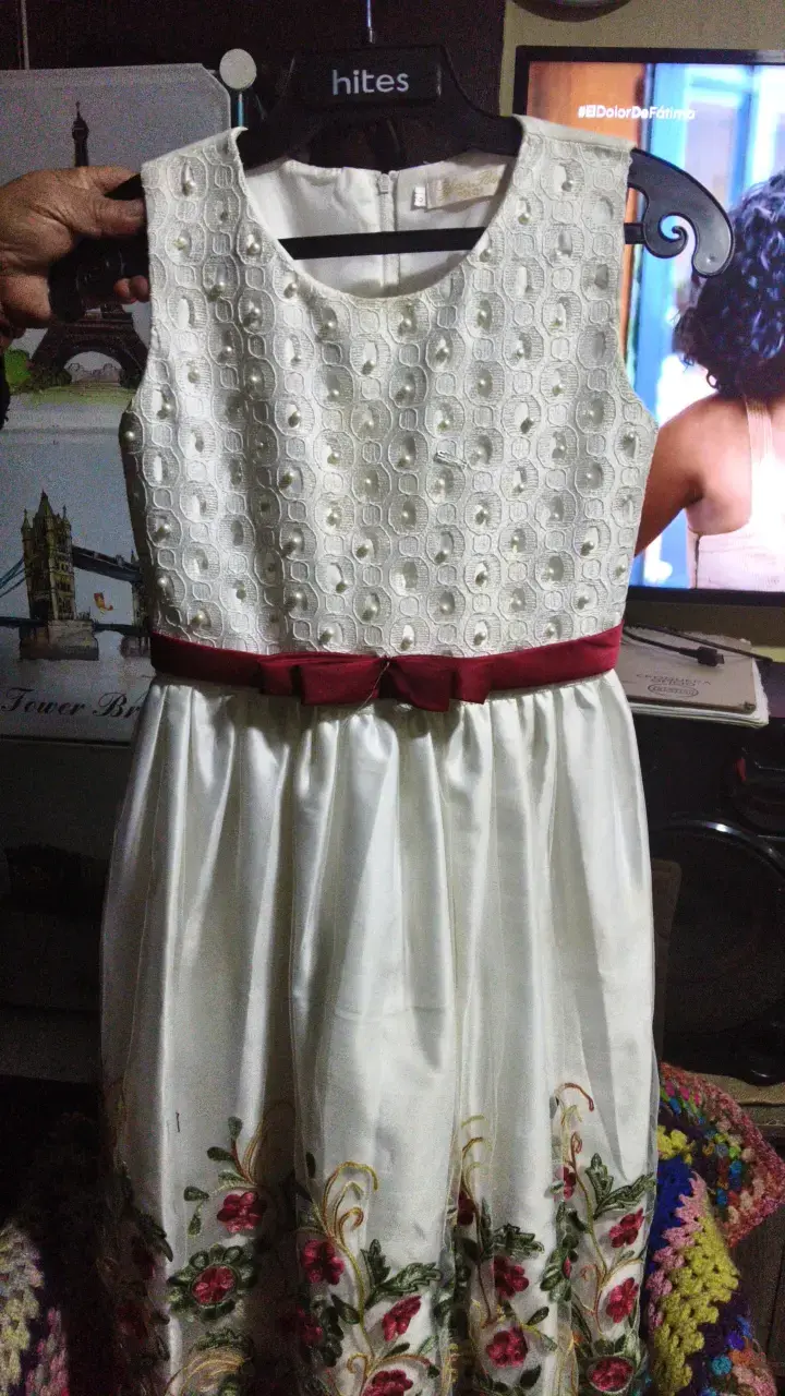 Vestido de niña blanco con bordado floral - 1