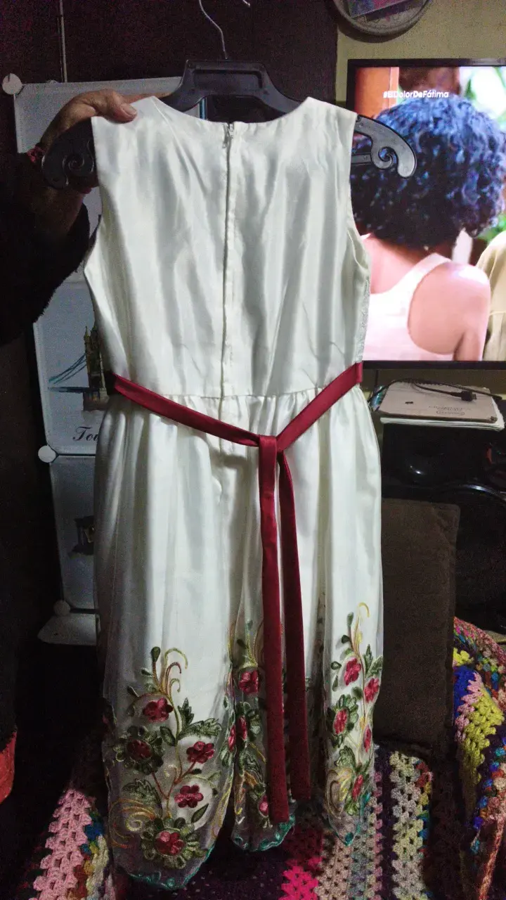 Vestido de niña blanco con bordado floral - 2