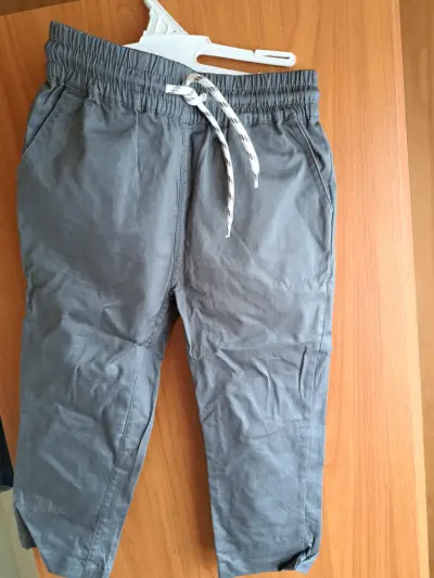 Pantalón de tela de niño gris con bolsillos - miniatura 1